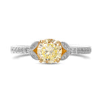 Anello in oro giallo fantasia con diamanti rotondi e laterali a pavé