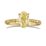 Ring mit hellgelben ovalen Diamanten als Seitensteine