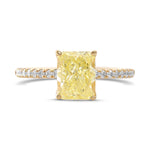 Anello con diamante radiante giallo fantasia con pietre laterali VVS1 GIA