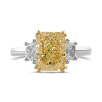 خاتم من الماس بثلاثة أحجار، لونه أصفر فاتح، بتصميم Y-Z المتألق