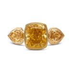 خاتم من الماس البرتقالي بثلاثة أحجار