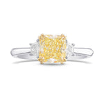 خاتم فاخر من الذهب الأصفر مرصع بثلاثة أحجار