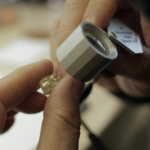 How to Tell if a Diamond is Real vs Fake - Don't be Fooled!