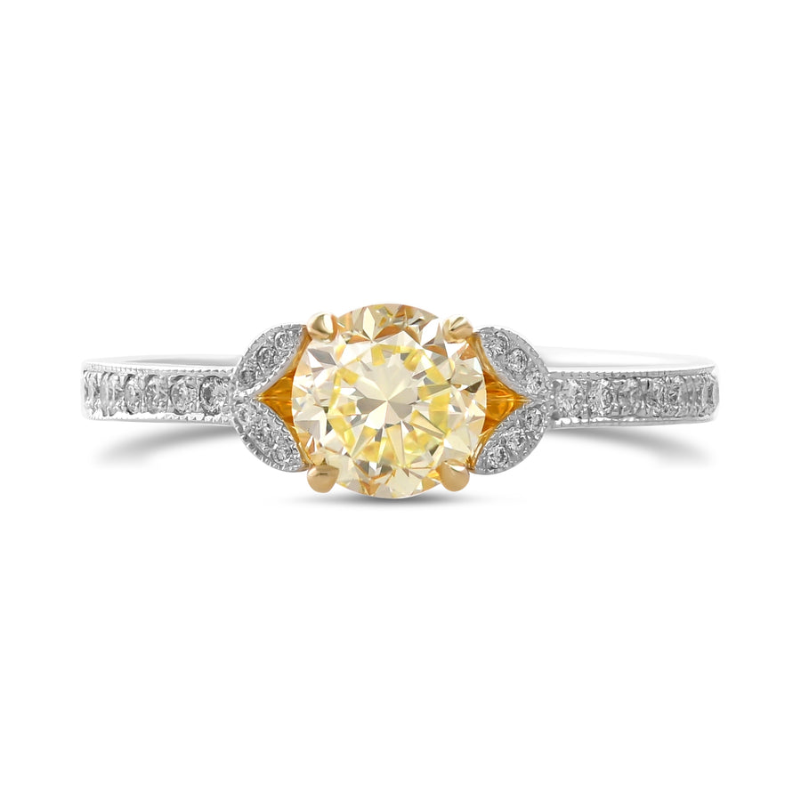 Gelber Fancy-Brillantring mit seitlichen Pavé-Diamanten