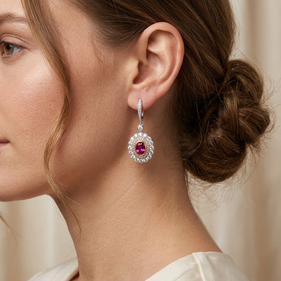 Orecchini pendenti a goccia con rubino ovale e alone di diamanti rosa