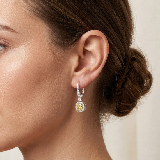 Orecchini con pendente a cuscino e alone di diamanti gialli