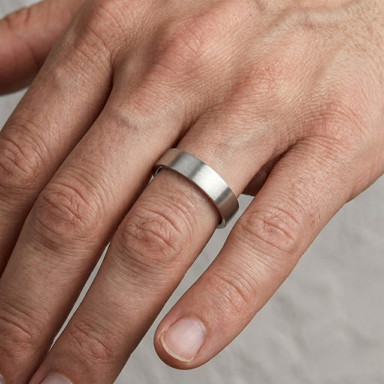 Fede nuziale da uomo con finitura spazzolata