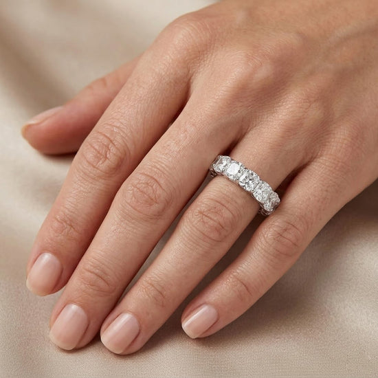 Anello a fascia eternity in platino con diamanti taglio cuscino