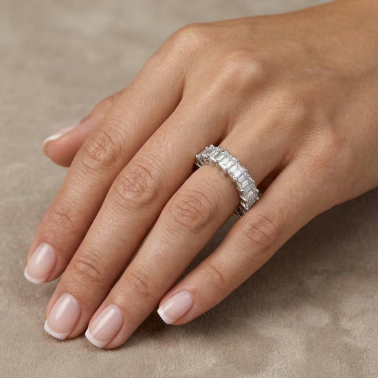 Anello a Fascia Intera con Diamanti Taglio Carré