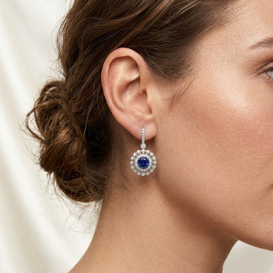 Orecchini Pendenti con Zaffiro Blu, Diamanti e Filigrana Floreale a Contorno