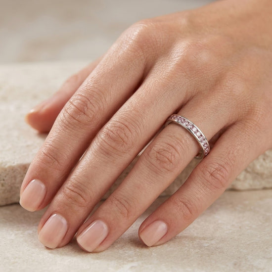 Exklusiver hellrosafarbener Diamant-Ehering im Kanalfassung-Design