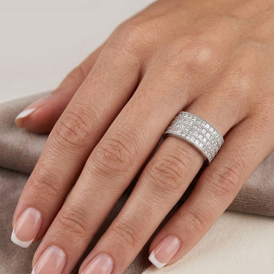 Anello a fascia con diamanti a principessa, quattro file, incolori