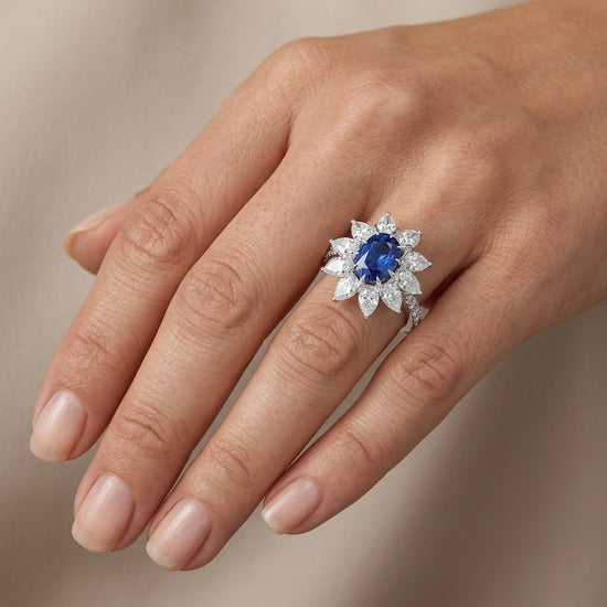 Anello con zaffiro Kashmir non riscaldato e diamanti a contorno GRS AGL GUBELIN