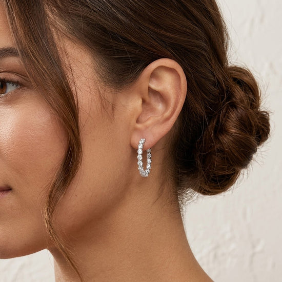 أقراط دائرية بيضاوية مرصعة بالماس الأبيض