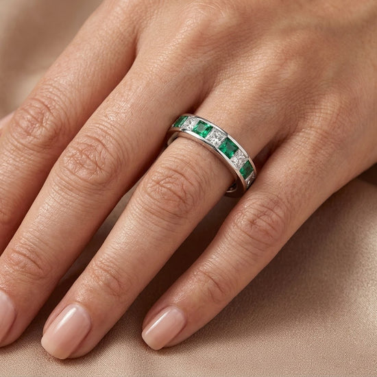 Fascia a mezzo giro con diamanti taglio principessa e smeraldi incastonati a canale