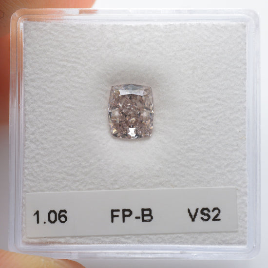 1.06 Karat Fancy Pinkish Brown Cushion-Diamant VS2 GIA