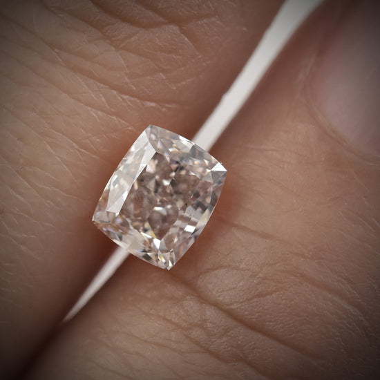 1.06 Karat Fancy Pinkish Brown Cushion-Diamant VS2 GIA
