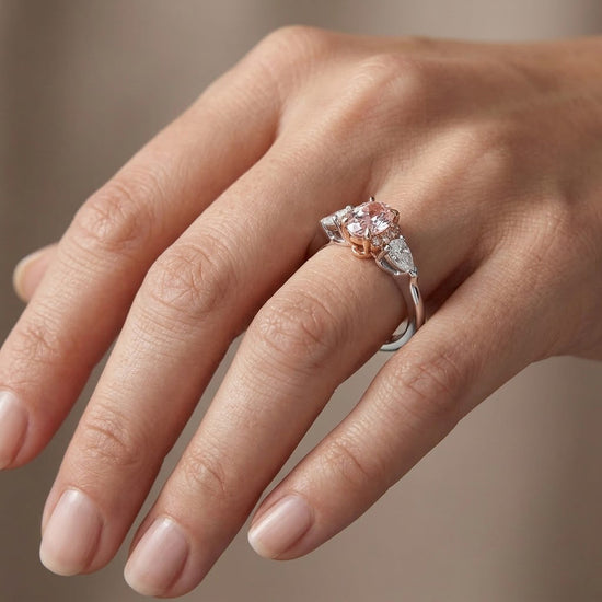 Ring mit rosafarbenen ovalen und birnenförmigen Diamanten in Semi-Halo-Fassung
