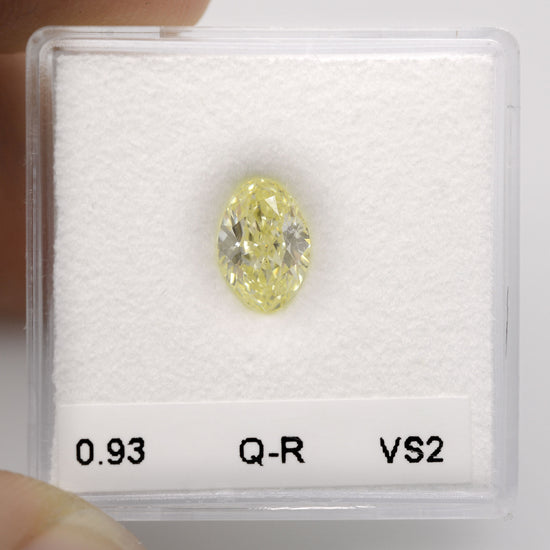 0.93 Carat Q-R Oval Diamond VS2 IGI