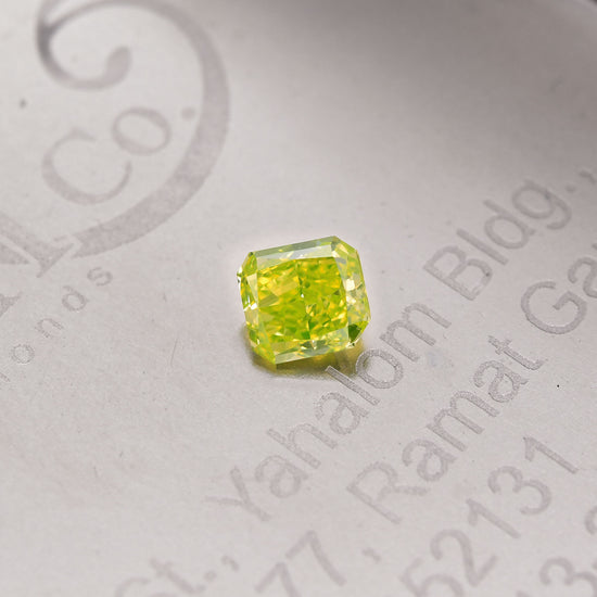 0.47 Carat Fancy Vivid Green Yellow Radiant Diamond VVS1 GIA