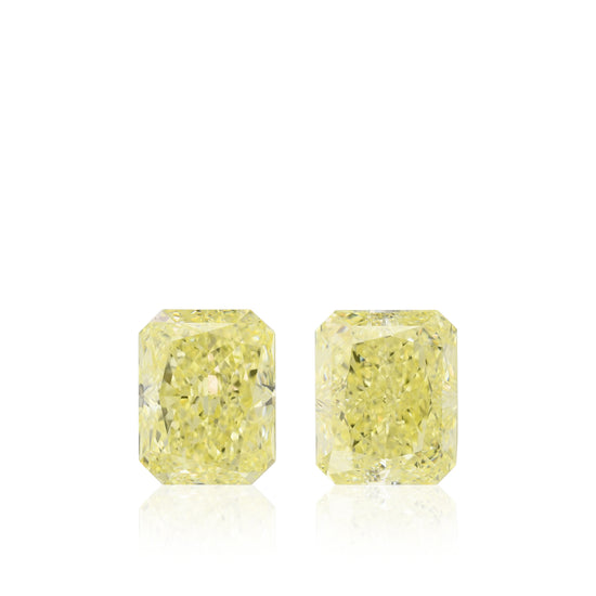 زوج من الماسات ذات الشكل الراديانت باللون الأصفر الفاتح الفاخر، وزن كل منها 4.08 قيراط، درجة نقاء VVS2، معتمد من GIA