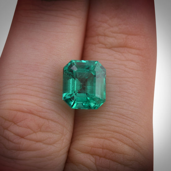 4.22 Carat Green COLOMBIAN Emerald Emerald CD