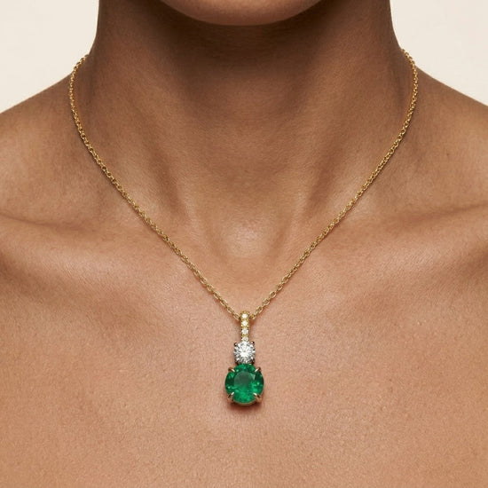 Runder tropfenförmiger Anhänger mit grünem Smaragd