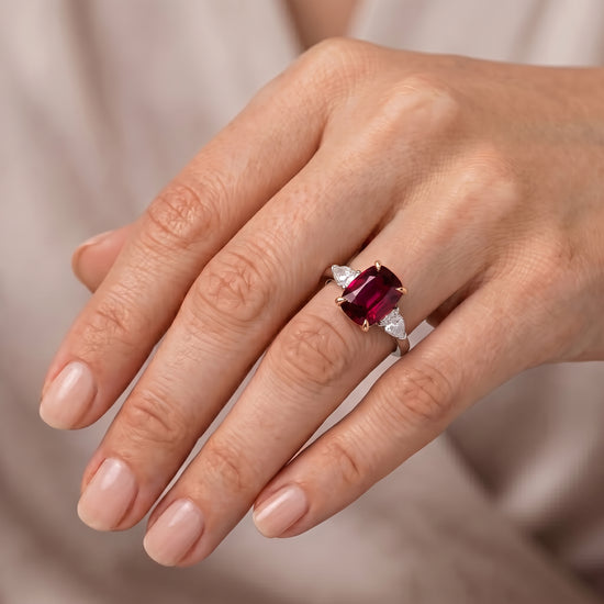 Anello con diamante a 3 pietre, taglio cuscino, giallo fantasia