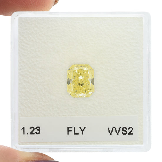 1.23 carati Fancy Light Yellow Radiant Diamond VVS2 GIA