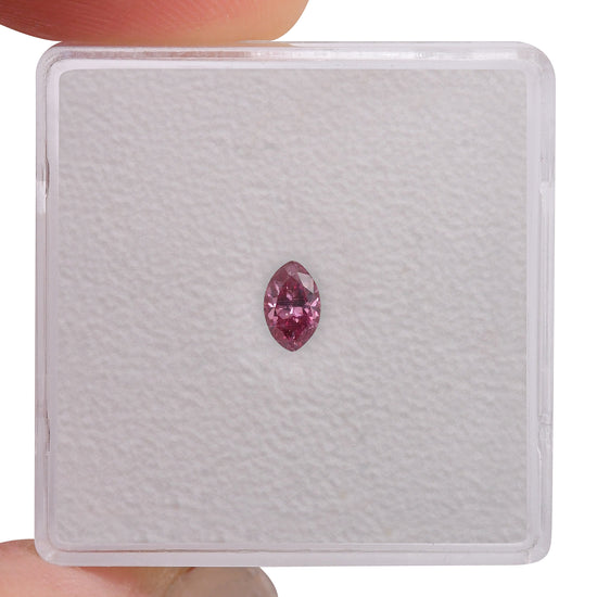 Diamante a Navette 0,21 Carati Fancy Vivid Purplish Pink I1 GIA