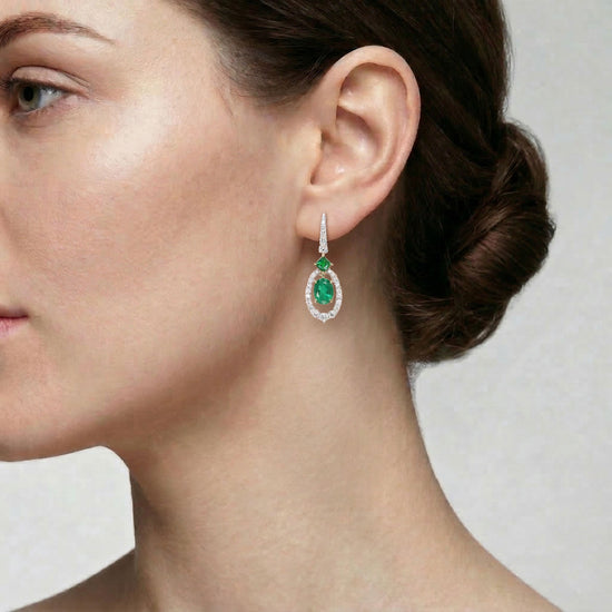 Orecchini pendenti con smeraldi ovali e diamanti a contorno eccezionali