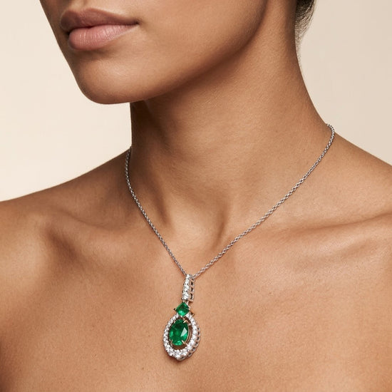 Ovaler Muzo Smaragd- und Diamant-Halo-Anhänger