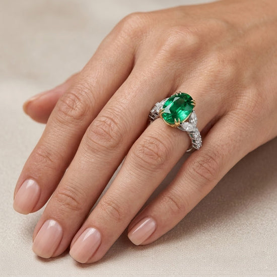 Anello con Smeraldo Ovale e Diamanti Laterali