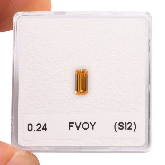 Smeraldo giallo arancio vivido fantasia da 0,24 carati (SI2) GIA