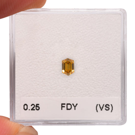 Diamante esagonale giallo intenso fantasia da 0,25 carati (VS) GIA