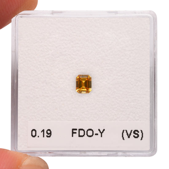 Diamante Smeraldo Giallo Arancio Intenso Fantasia da 0,19 Carati (VS) GIA