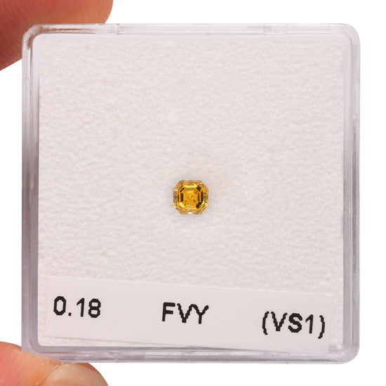 Diamante Fancy Vivid Yellow taglio Radiant da 0,18 carati (VS1) GIA