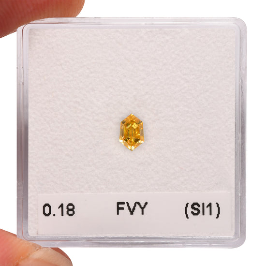 Diamante esagonale GIA Fancy Vivid Yellow da 0,18 carati (SI1)