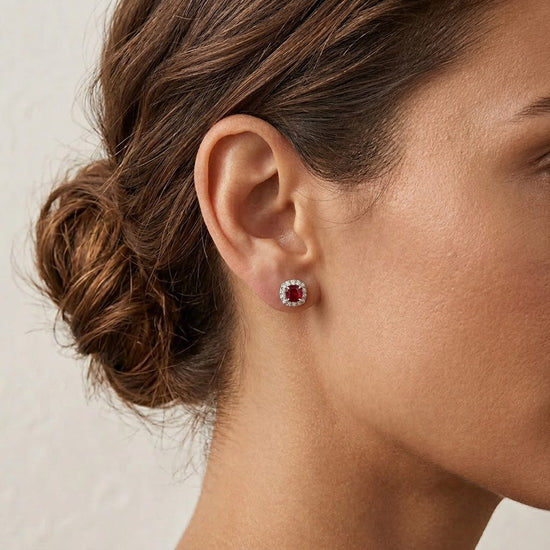 Ohrringe mit Kissen-Rubin und Diamant-Halo