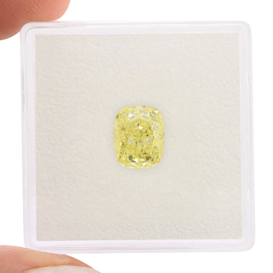 Diamante a cuscino Fancy Yellow da 1.73 carati, purezza interna (IF), certificato GIA