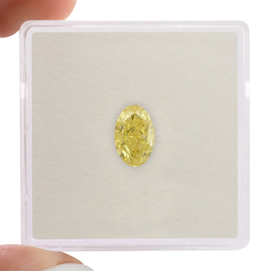 Diamante ovale giallo fancy 0.90 carati VVS2 GIA