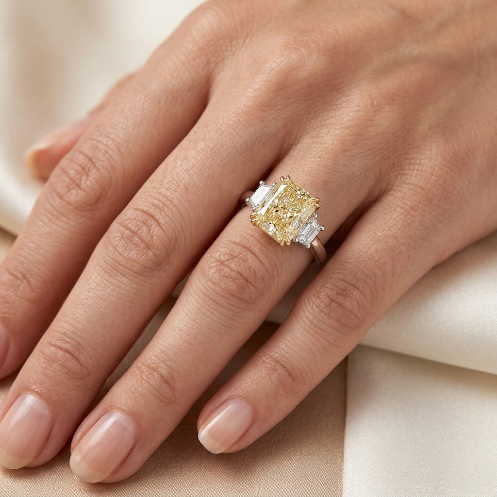 ダイアモンド　Y Light Yellow Y-Z Radiant Three-stone Diamond Ring | LEIBISH