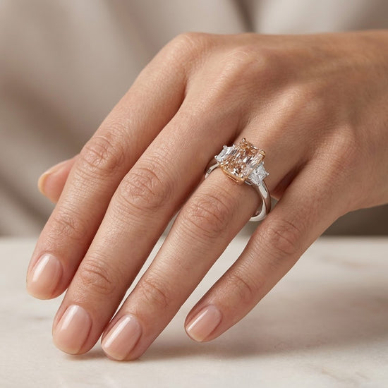 Anello Fancy Diamanti Rosa Marrone Radiante a Tre Pietre