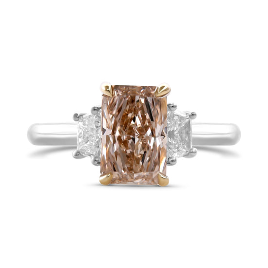 Phantastischer pinkbrauner Diamantring im Radiant-Schliff mit drei Steinen