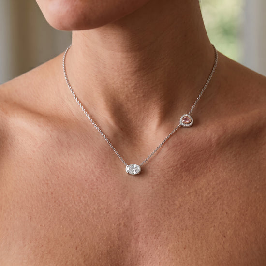 Collana a due pietre con diamante a forma di cuore Fancy Purplish Pink e diamante ovale incolore