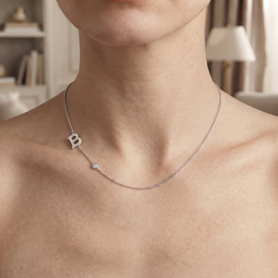 Collana con lettera "B" in diamanti rotondi incolore