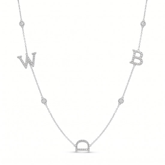 Collana con tre lettere e diamante rotondo incolore