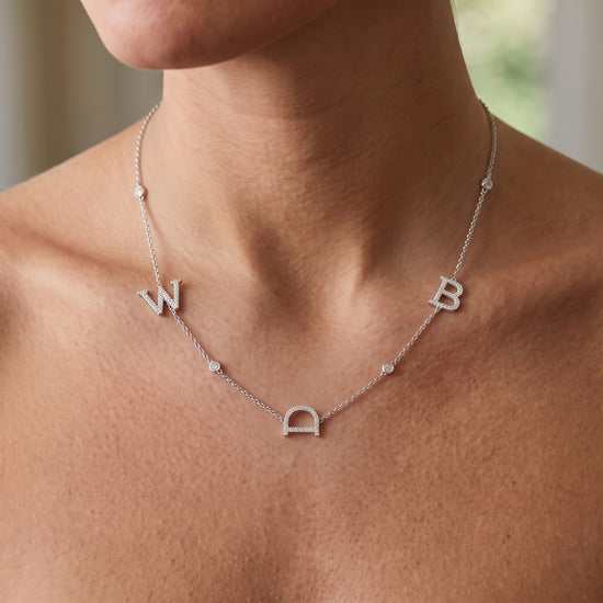 Collana con tre lettere e diamante rotondo incolore