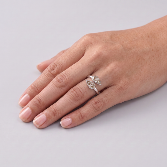 Zweistein-Ring mit tropfenförmigem Diamanten