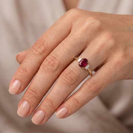 Anello a tre pietre con rubino ovale rosso vivido e diamanti